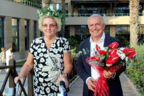 9-yılda-3-yıl-konakladığı-otelin-'kraliçesi'-ilan-edildi