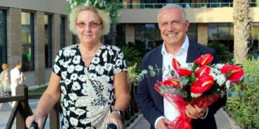 9-yılda-3-yıl-konakladığı-otelin-'kraliçesi'-ilan-edildi