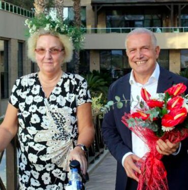 9-yılda-3-yıl-konakladığı-otelin-'kraliçesi'-ilan-edildi