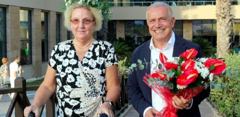 9-yılda-3-yıl-konakladığı-otelin-'kraliçesi'-ilan-edildi