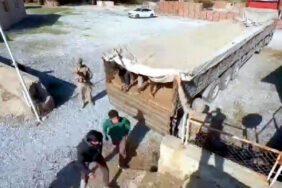 Bitlis'te-TIR'ın-dorsesinden-64-kaçak-göçmen-çıktı