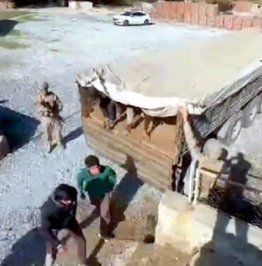 Bitlis'te-TIR'ın-dorsesinden-64-kaçak-göçmen-çıktı