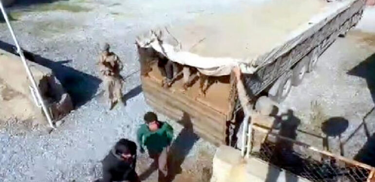 Bitlis'te-TIR'ın-dorsesinden-64-kaçak-göçmen-çıktı