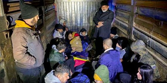 Kamyon kasasında kaçak göçmen!