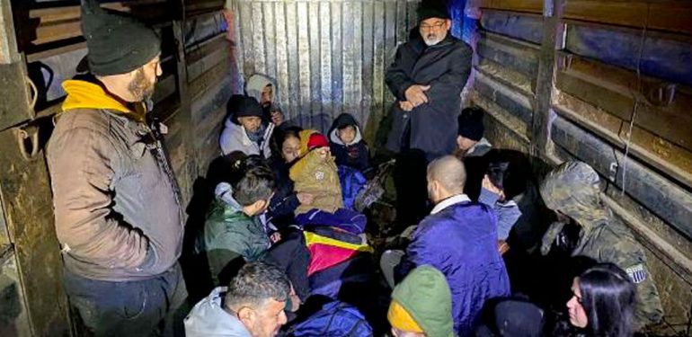 Kamyon kasasında kaçak göçmen!