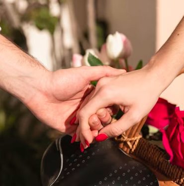 Parayla-ölçülemeyen-cömertlik--Bu-burçlar-sevgilerini-hediyelere-boğuyor!