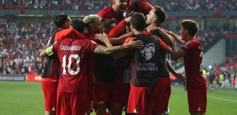 Türkiye FIFA sıralamasında dört basamak yükseldi.