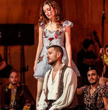 Uraz-Kaygılaroğlu-ve-Nezaket-Erden-ile-'Aşık-Shakespeare'-sahnede