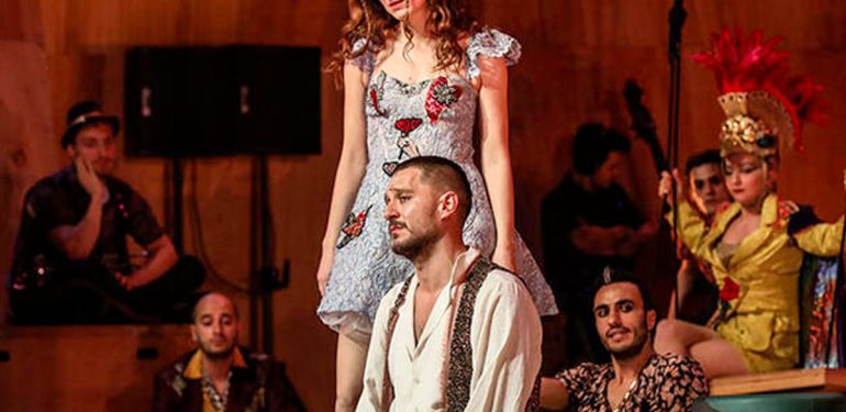 Uraz-Kaygılaroğlu-ve-Nezaket-Erden-ile-'Aşık-Shakespeare'-sahnede