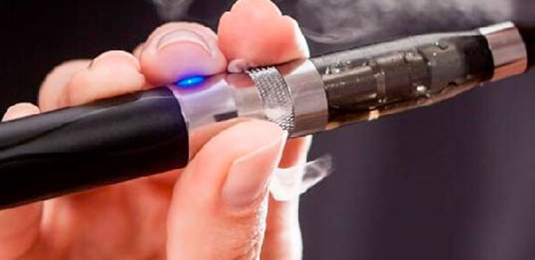 Uzmanı-uyardı--Elektronik-sigaralar-akciğer-hasarına-yol-açıyor