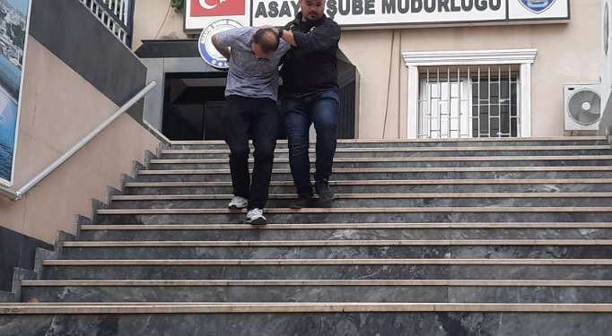 TELEFON DOLANDIRICILIGI YAPAN SUPHELI POLIS TARAFINDAN YAKALANDI(DHA/ISTANBUL)