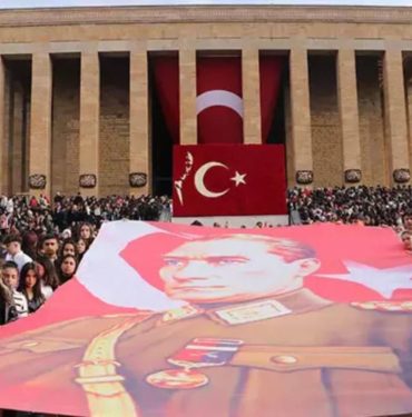 Anıtkabir'e ziyaretçi akını