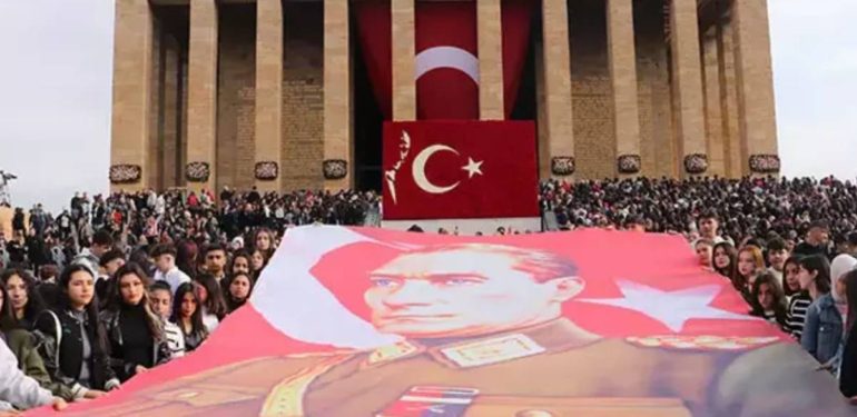 Anıtkabir'e ziyaretçi akını