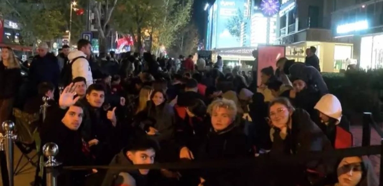 Bağdat Caddesi'nde _hediye_ kuyruğu