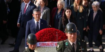 CHP genel başkanı anıtkabiri ziyaret etti