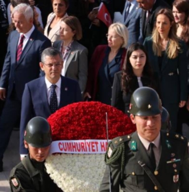 CHP genel başkanı anıtkabiri ziyaret etti
