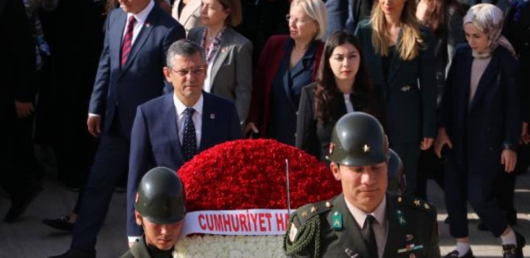 CHP genel başkanı anıtkabiri ziyaret etti