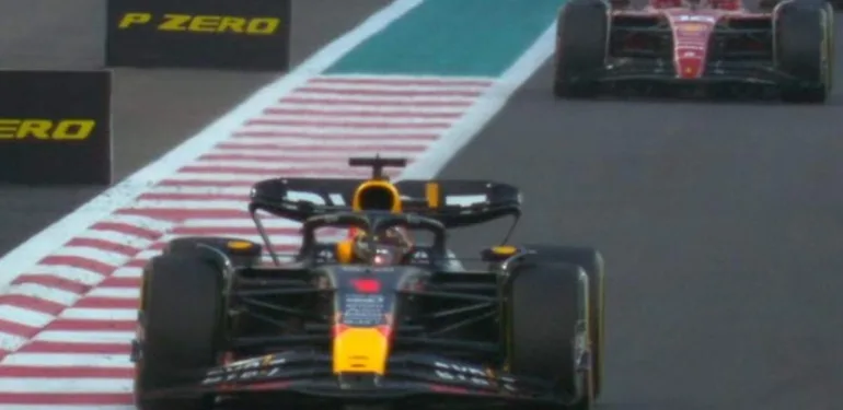Formula 1'de Şampiyon Max Verstappen sezonu galibiyetle bitirdi!