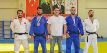İşaret dili öğrenerek eğittikleri işitme engelli sporcular, Türkiye şampiyonu oldu