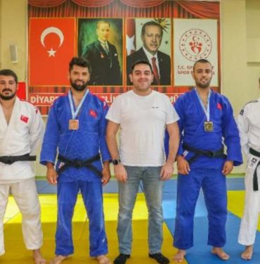 İşaret dili öğrenerek eğittikleri işitme engelli sporcular, Türkiye şampiyonu oldu