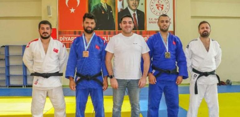İşaret dili öğrenerek eğittikleri işitme engelli sporcular, Türkiye şampiyonu oldu