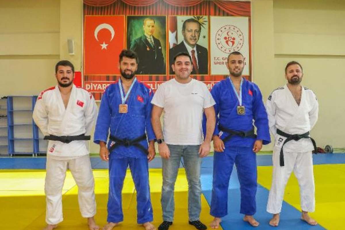 İşaret dili öğrenerek eğittikleri işitme engelli sporcular, Türkiye şampiyonu oldu