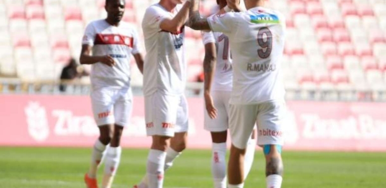 Sivasspor, Hopaspor'u 4-0 yenerek bir üst tura yükseldi