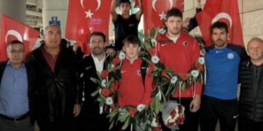 U23 Dünya Güreş Şampiyonu Hamza Bakır'a coşkulu karşılama
