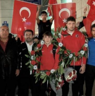 U23 Dünya Güreş Şampiyonu Hamza Bakır'a coşkulu karşılama