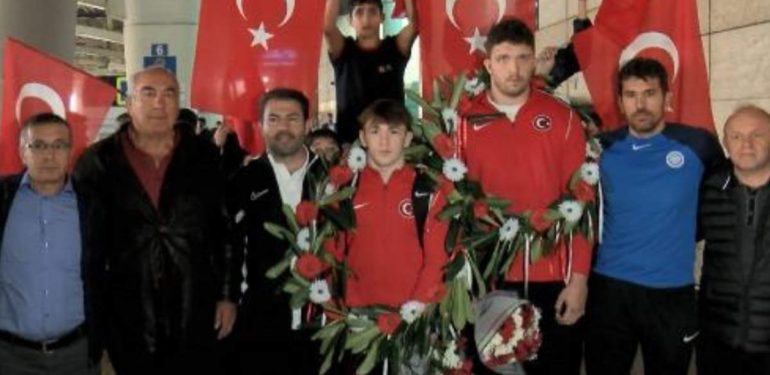 U23 Dünya Güreş Şampiyonu Hamza Bakır'a coşkulu karşılama