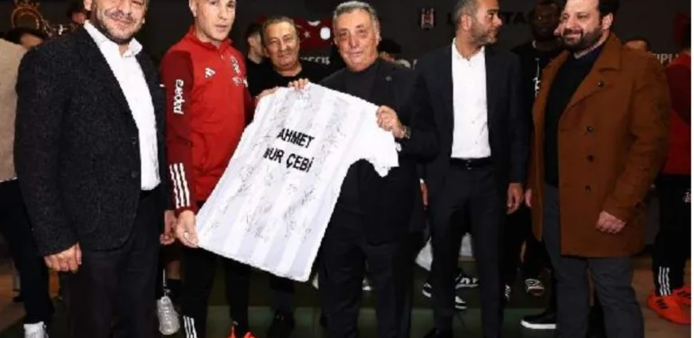 Beşiktaş Başkanı Çebi, futbol takımıyla vedalaştı!