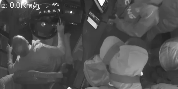 İETT otobüsünde uyuyan çocuk ailesi tarafından unutuldu…