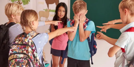 Akran zorbalığı yaygınlaşıyor! Erkek çocuklar daha fazla…