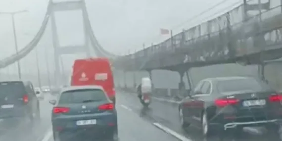 İstanbul köprülerinde motosikletlilere otomobil ve metrobüslerden destek!