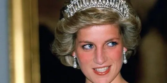 Prenses Diana’nın ikonik kıyafetlerinden biri daha rekor fiyata satıldı!