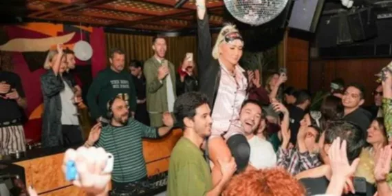 Yonca Evcimik’in gündem olan pijama partisi