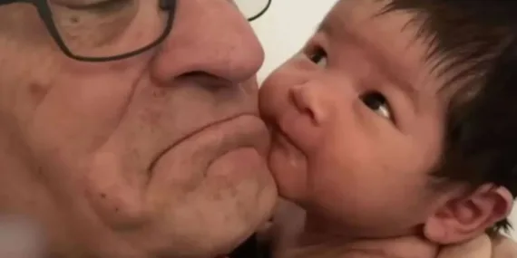 80 yaşındaki Robert De Niro bebeğiyle ilgili konuşurken gözyaşlarına boğuldu!