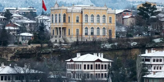 Safranbolu’da göz alıcı görüntüler! Tarihi yapılar beyaza büründü