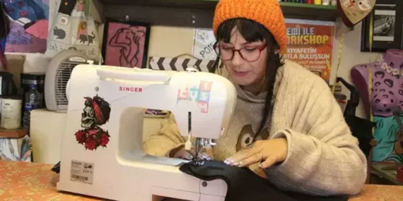 Çöpe atılacak eski eşyalar işi oldu! Geri dönüştürüp yeni tasarımlar yapıyor