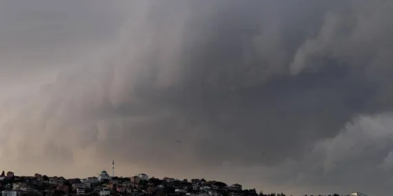 Meteoroloji’nin uyardığı fırtına İstanbul’da etkisini artırdı