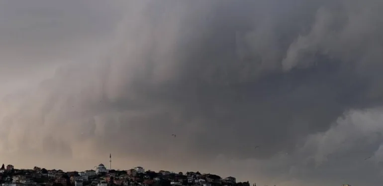 Meteoroloji’nin uyardığı fırtına İstanbul’da etkisini artırdı