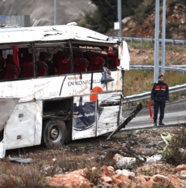 mersin-de-9-kisinin-oldugu-otobus-kazasindaki-16744526_4492_m