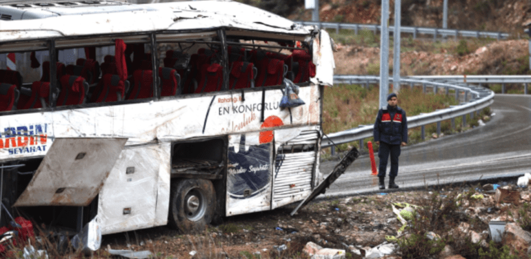 mersin-de-9-kisinin-oldugu-otobus-kazasindaki-16744526_4492_m