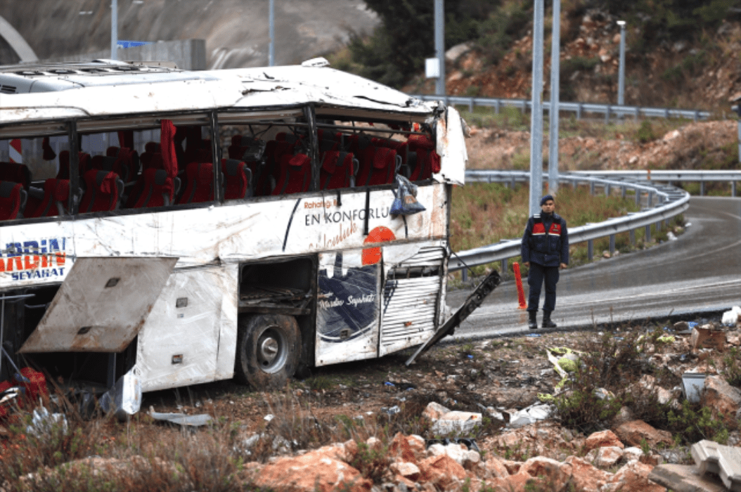 mersin-de-9-kisinin-oldugu-otobus-kazasindaki-16744526_4492_m