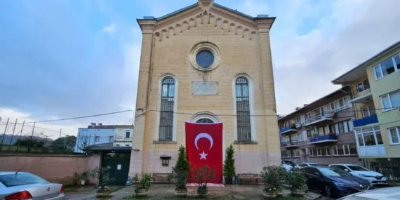 Saldırı sonrası Sarıyer’deki Santa Maria Kilisesi’ne Türk bayrağı asıldı