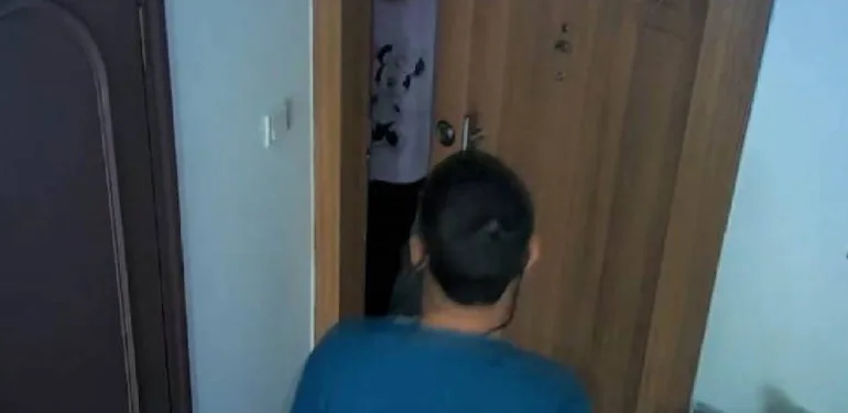 satırla komşusunan evine dayandı