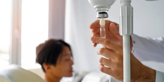 Evde serum uygulaması yaygınlaşıyor! Hayati riske yol açabilir