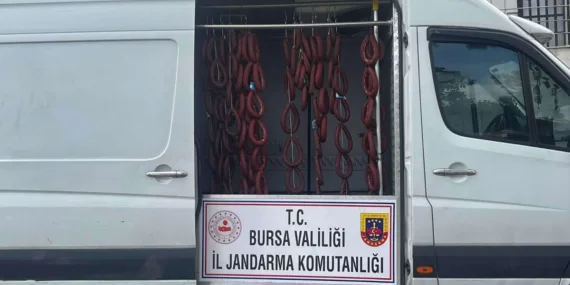 Mide bulandıran görüntü: Benzinlikte sucuk yıkadılar