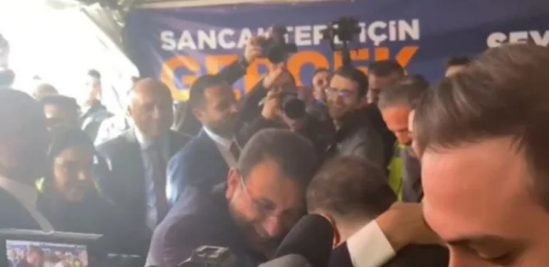 AKP standını ziyaret etti! Ekrem İmamoğlu'na üyelik teklifi