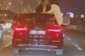 Akan trafikte aracın dışına çıkıp öpüştüler... Görüntüler sosyal medyada viral oldu...